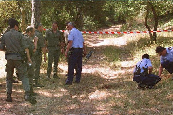 Des gendarmes recherchant des indices près des lieux du drame de 1997.