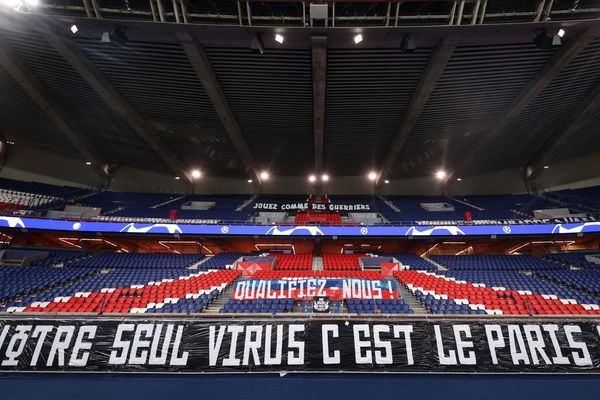 Une banderole affichée par les supporters du PSG dans le Parc des Princes, avant le match retour contre Dortmund en huitièmes de finale de la Ligue des champions, joué à huis clos (illustration).