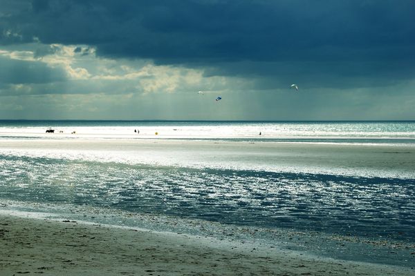 A l'horizon de Deauville, les nuages et les passages pluvieux de la matinée feront place à des éclaircies plus insistantes dans l'après-midi. 