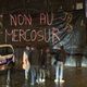 Les agriculteurs mobilisés ont accroché une banderole "Non au Mercosur" sur les grilles de la préfecture du Nord à Lille.