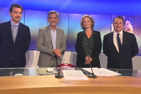 De gauche à droite sur le plateau de France 3 Rhône-Alpes, lundi 22 juin 2020 : Julien Cornillet, candidat divers droite, Olivier Michel journaliste, Catherine Coutard, candidate de l'union de la gauche et Franck Reynier, maire sortant divers centre de Montélimar, dans la Drôme