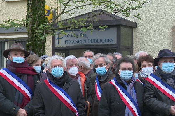Une cinquantaine d'élus de la communauté de communes Haut-Limousin en Marche (Creuse) se sont réunis devant le centre des finances de Magnac-Laval.