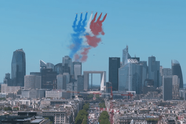 La patrouille de France survole Paris en premier le 14-Juillet et ouvre le défilé aérien.