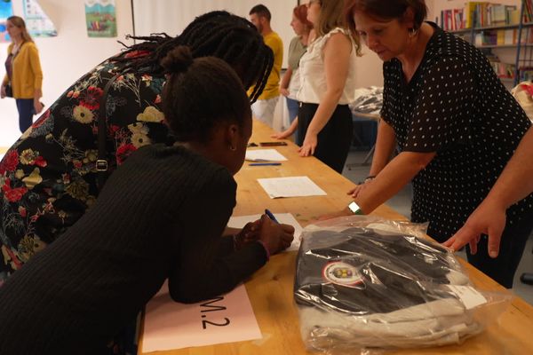 Les élèves de l'école primaire Jean Rostand de Pont-Sainte-Maxence reçoivent leur uniforme à quelques jours de la rentrée scolaire.