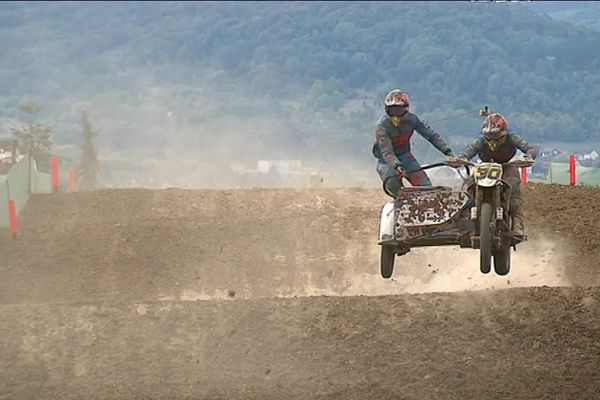 Les meilleurs mondiaux de side car cross sur le circuit de Frotey en Haute-Saône