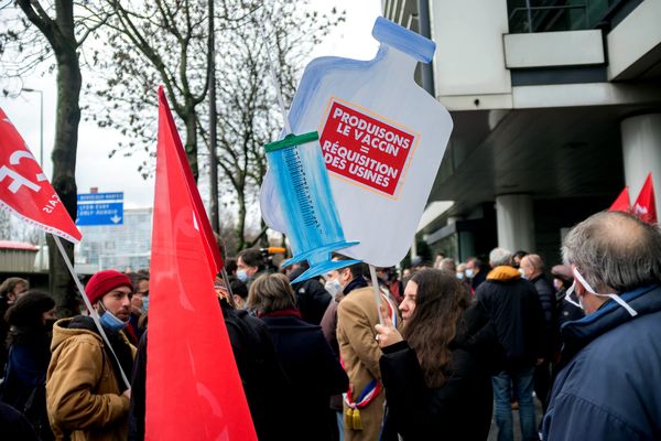 Partout en France, les militants ont réclamé la suppression de la propriété sur les vaccins.