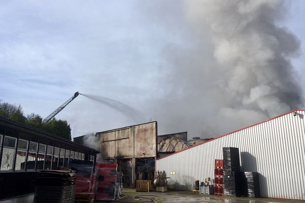 Clairvaux-les-Lacs : incendie une usine qui fabrique des matières plastiques 