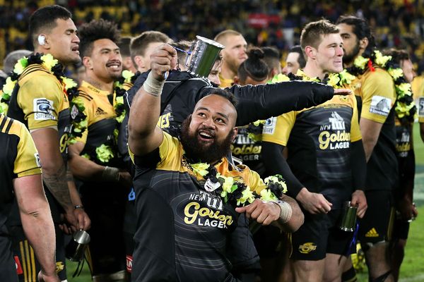 Loni Uhila après la victoire au Super Rugby des Wellington Hurricanes face aux Lions of South Africa au Westpac Stadium à Wellington, Nouvelle-Zélande, le 6 août 2016.