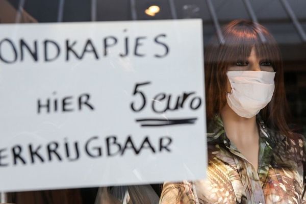 Des masques en vente dans une boutique de Rotterdam, aux Pays-Bas.