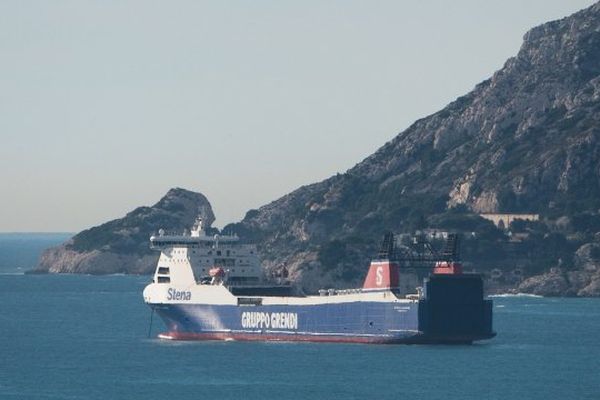 Le Stena Carrier, navire de la compagnie Corsica Linea, mouille au large du port de Marseille. Les marins de l 'ancienne SNCM et de La Méridionale lui bloquent l'accès au port pour protester contre ce qu'il considèrent comme de la concurrence déloyale, le 8 janvier 2016.