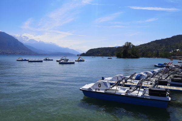 De nombreux visiteurs profitent du lac d'Annecy en ce week-end de Pâques.