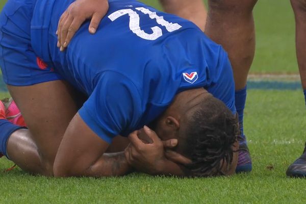 Un joueur de l'équipe de France au sol lorq du match France-Afrique du Sud de 2022