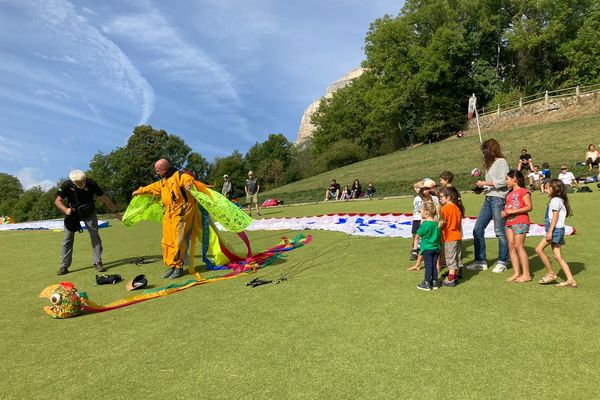 Lors du ICarnaval de la Coupe Icare 2023, Guillaume Broust portera un costume 100% isérois intitulé "cent poèmes dans le ciel".