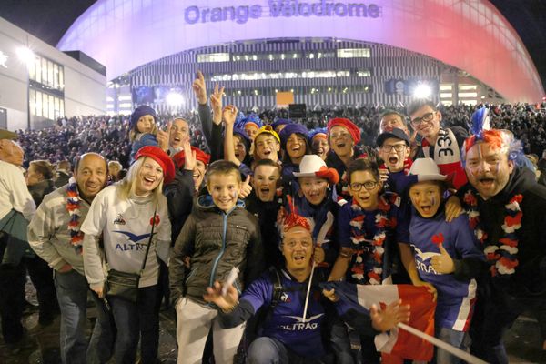 De la joie et de l'ambiance pour les milliers de supporters du XV de France devant le stade Vélodrome.