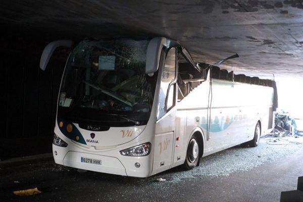 L'autocar espagnol a été littéralement "décapité" en s'engageant dans le premier mini-tunnel du Grand Boulevard à La Madeleine 