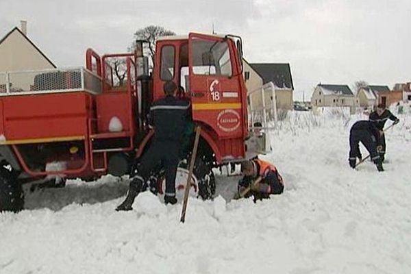 Les pompiers dégagent un de leurs véhicules, coincé dans la neige sur la D7