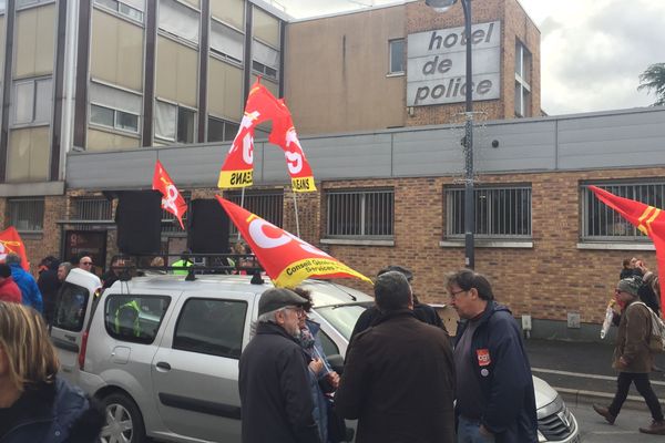 (Orléans, 10 janvier 2020). 150 manifestants devant le commissariat en soutien à deux personnes interpellées en marge de la manifestation contre la réforme des retraites. 