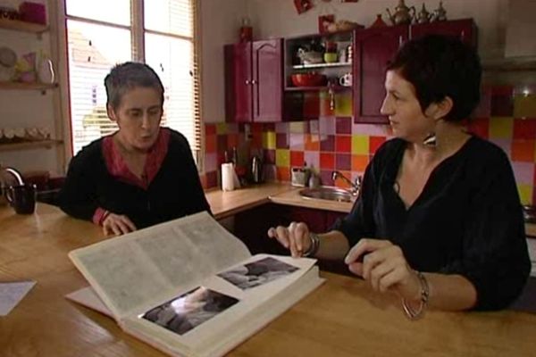 Isabelle et Anne penchées sur l'album de famille