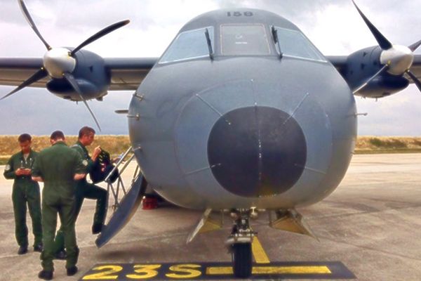 L'avion CASA en escale à Orléans-Bricy lors du vol de répétition du 14 juillet