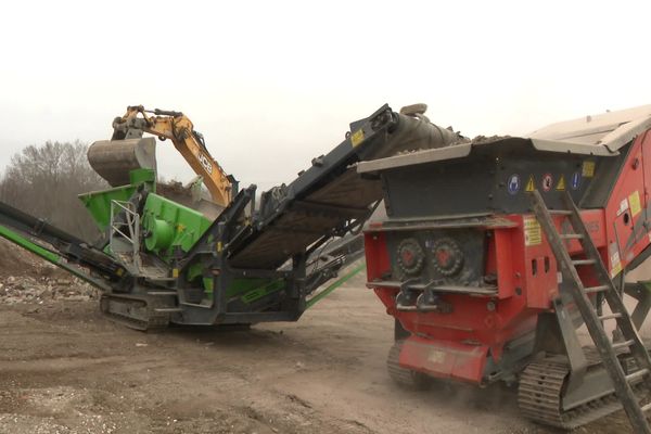 Engins de triage dans le centre de recyclage de Charles Désaulière à Saint-Junien