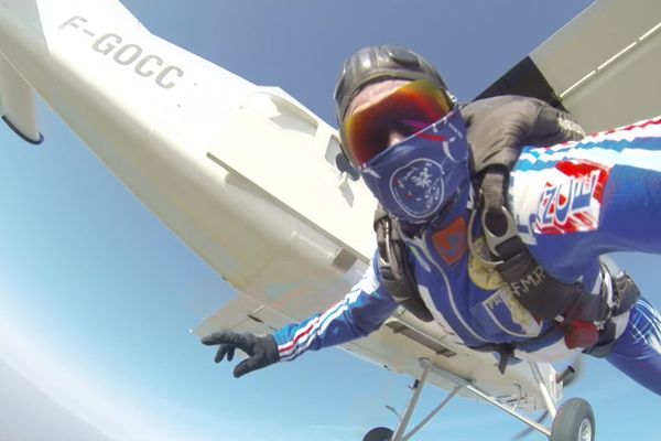 Le parachutisme c'est sauter d'un avion à plus de 3 000 m d'altitude, enchaîner des figures acrobatiques avant d'ouvrir son parachute, puis descendre avec pour objectif d'atterrir sur un carré de 2 cm de côté.