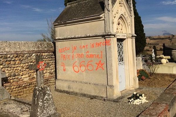 Deux des tombes profanées dans le cimetière de Mazères