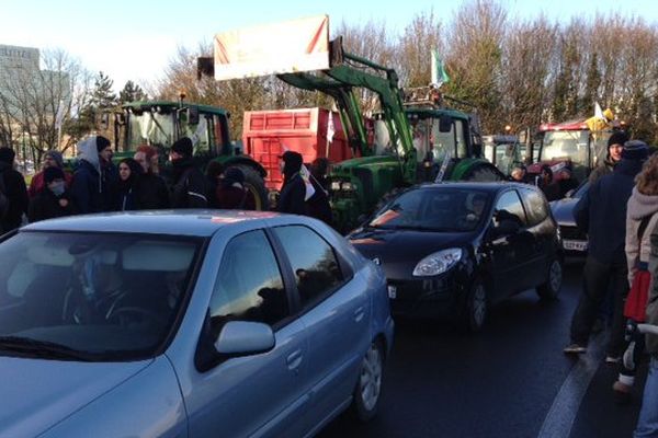 Les manifestants ont effectué un barrage filtrant à Rennes au rond point de la route de Nantes ce mardi 12 janvier 2016