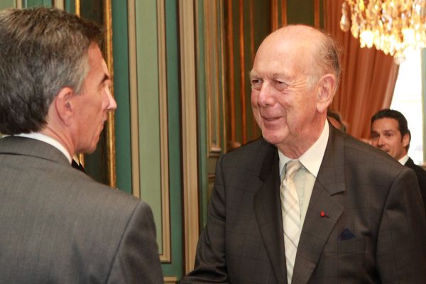 Olivier Giscard d Estaing est accueilli par son excellence Charles H. Rivkin, amabassadeur des Etats Unis en France