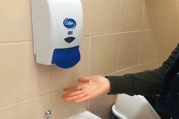 Des distributeurs de savon vides dans les toilettes, de quoi inquiéter les élèves de certains établissement scolaires de Carcassonne, dans l'Aude, en ces temps de lutte contre le Coronavirus. 