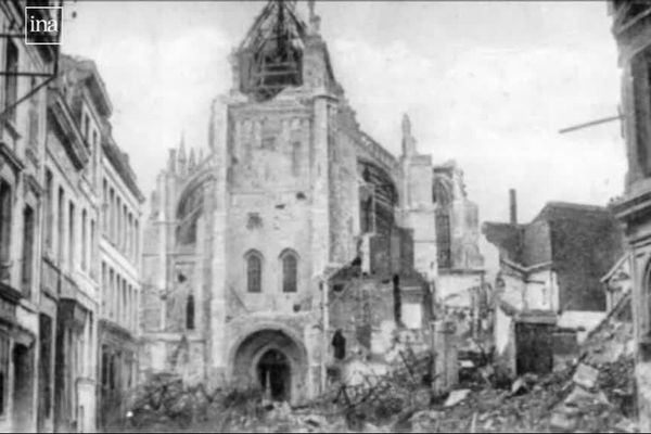 La basilique de Saint-Quentin (Aisne) en 1918, après les bombardements de la première Guerre mondiale.