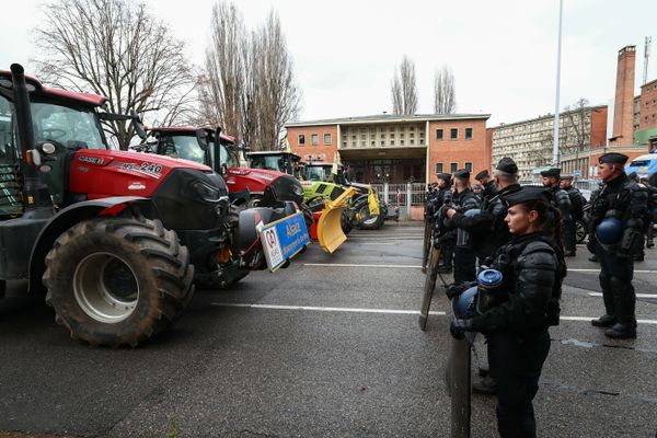 Les tracteurs bloqués par les CRS, à Strasbourg, à quelques kilomètres du Parlement européen.