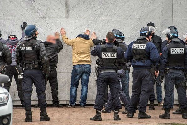 Des manifestants anti-migrants interpellés samedi à Calais lors d'une manifestation interdite.