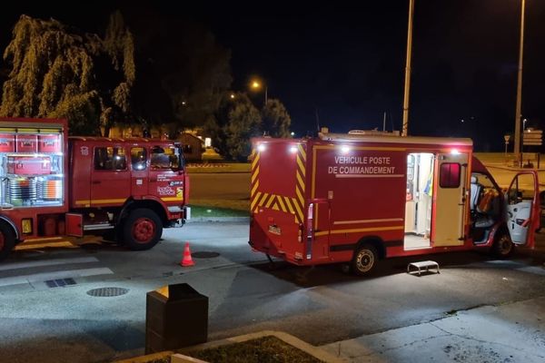 Une quarantaine de pompiers ont été mobilisés à Cluses (Haute-Savoie) dans la nuit du 14 au 15 juin 2021 pour une intoxication au monoxyde de carbone dans un immeuble.