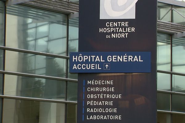 Dans les Deux-Sèvres, la circulation de la Covid-19 s'accélère ces derniers jours. L'hôpital rappelle que les visites sont déconseillées et limitées. Si les visiteurs ne respectent pas ces préconisations, elles pourront être totalement interdites, comme en mars dernier. 