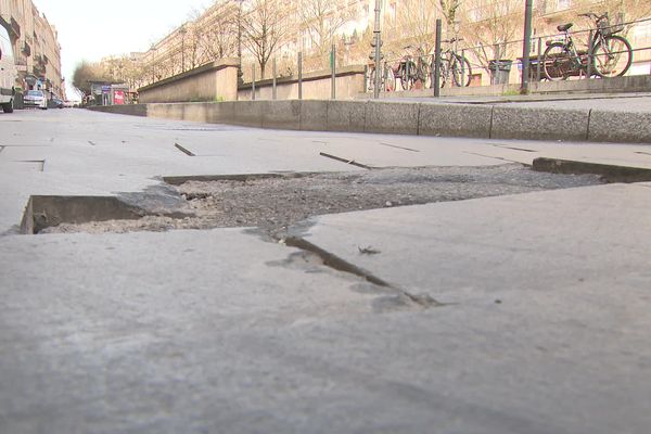 Ces dalles posées sur une couche de béton finissent par céder sous le poids de la circulation.