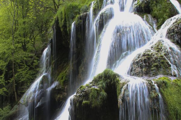 A Baume les messieurs, la cascade profite de la pluie, une photo envoyée par une internaute