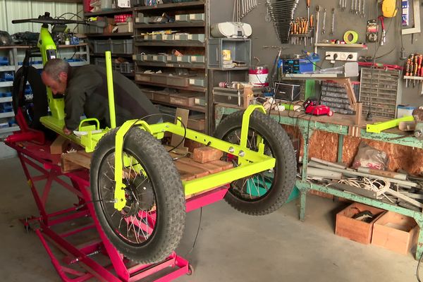 La trottinette cargo en plein assemblage dans l'atelier de Bressuire (Deux-Sèvres).