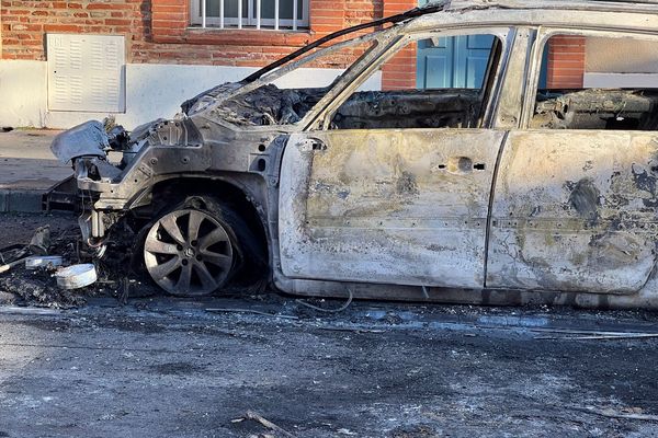 Une cinquantaine de black blocks a mis le feu à des poubelles, à un panneau publicitaire et à plusieurs éléments de mobilier urbain ainsi qu'à une voiture lors de la manifestation du 6 avril contre la réforme des retraites.