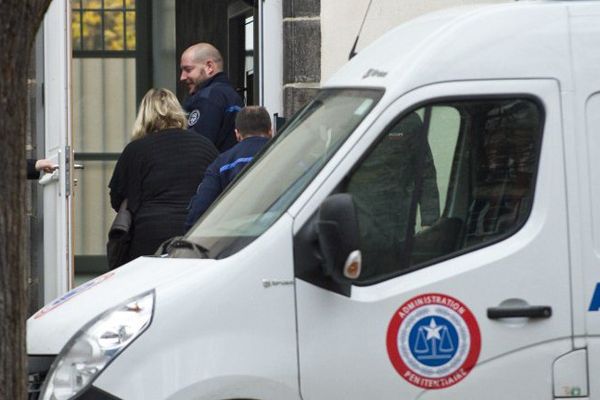 Cécile Bourgeon à son arrivée au palais de justice de Riom où elle est jugée devant la cour d'assises du Puy-de-Dôme pour la disparition et la mort de sa fille, Fiona, en mai 2013.