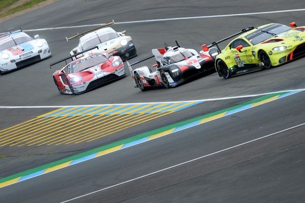 La voiture de l'équipe Duqueine a subi une crevaison dès le début de la course.