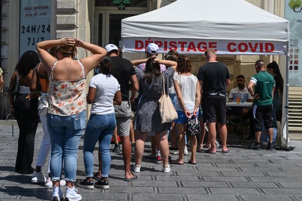 Depuis l'application étendue du Pass sanitaire, les files d'attentes s'allongent devant les pharmacies de Montpellier (Hérault) afin d'effectuer des tests antigéniques, comme ici le lundi 9 août.