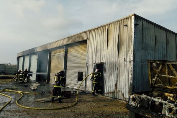 Hérault : un incendie a totalement détruit un atelier de mécanique automobile à Vendres - 27 octobre 2019.