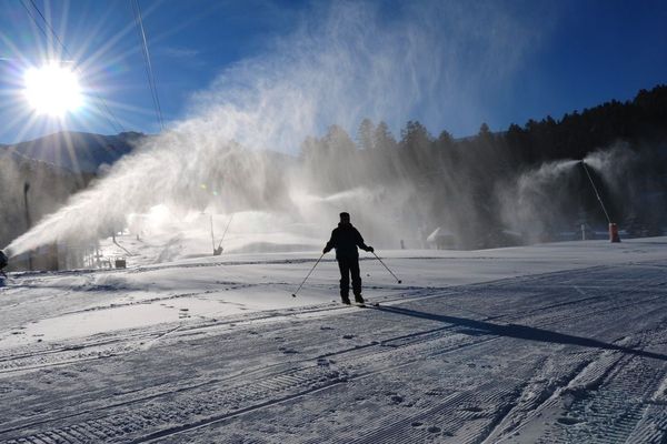 Photo d'illustration. Préparation des pistes à la station du Lioran en début de saison.