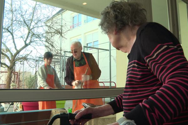 Un résident, ancien chef jardinier, entretient le jardin.