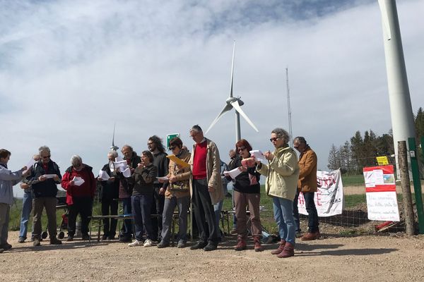 Une cinquantaine de personnes rassemblée pour le "démontage symbolique" des éoliennes de Bernagues - 28 avril 2018.