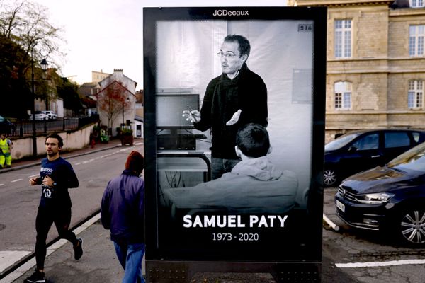 Une affiche hommage à Samuel Paty à Conflans-Sainte-Honorine où ce professeur de collège a été décapité par un terroriste islamiste le 16 octobre 2020