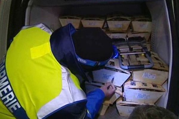 La gendarmerie et les affaires maritimes ont organisé des barrages routiers à proximité de l'étang de Thau dans l'Hérault, vers 3 heures du matin, pour contrôler l'origine des coquillages. 24/12/2013