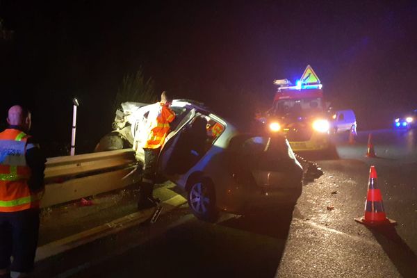 Le véhicule a violemment percuté la glissière de sécurité.