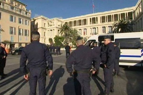 Un important dispositif policier a été déployé aux environs du palais de justice de Nice. 