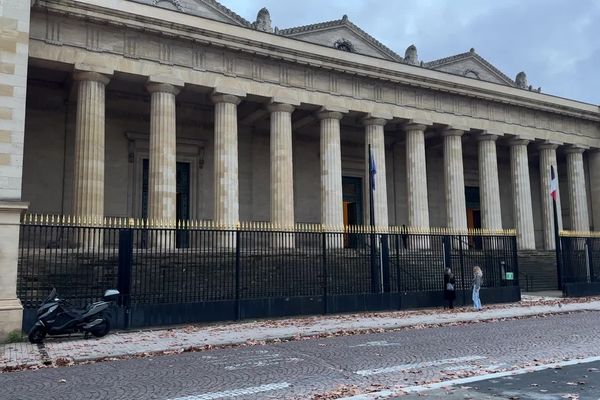 La victime du procès des rugbymen accusés de viol s'est enfin exprimée, le 9 décembre, après une semaine d'audience, à la Cour d'Assises de Bordeaux.